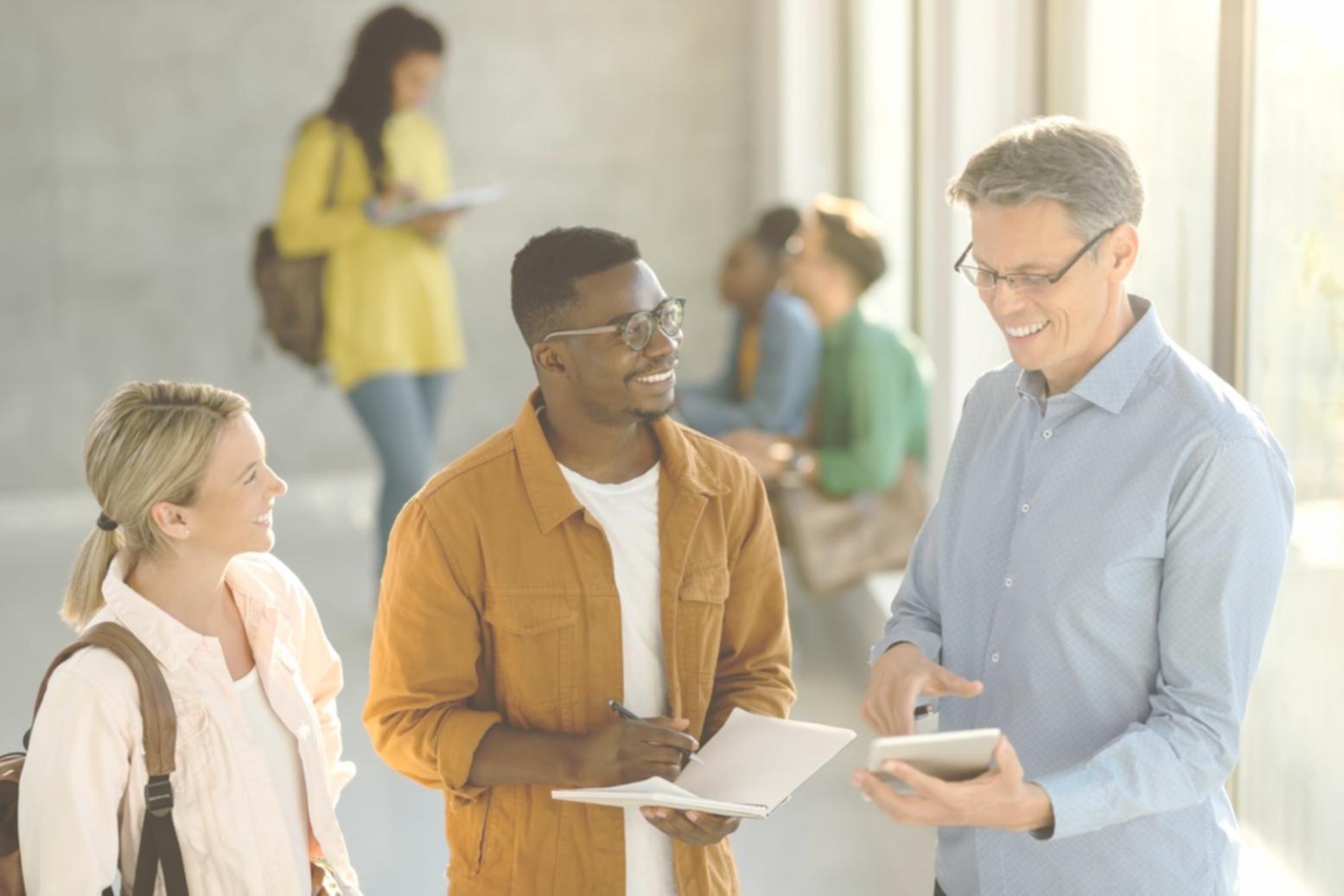 Sesión de trabajo preparando documentación para inversores