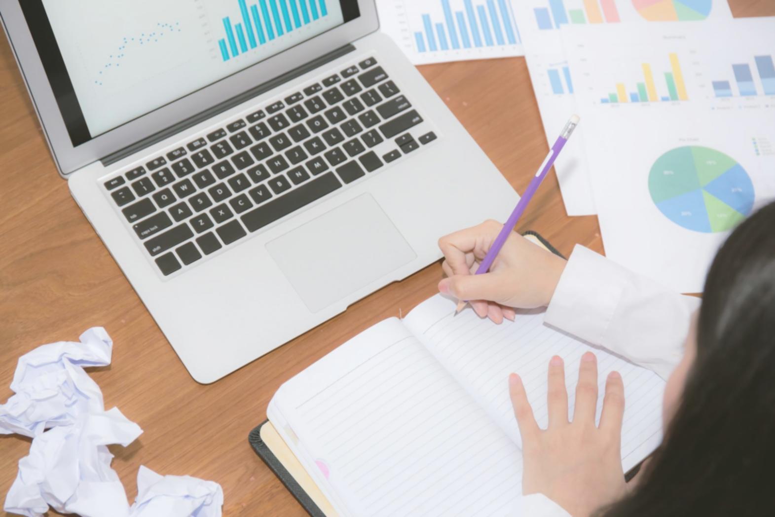 Estudiantes internacionales trabajando en proyecto colaborativo